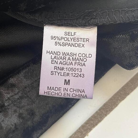 Andree by Unit Long Sleeve Black Velvet Top Size Medium Goth Whimsygoth - Picture 6 of 6